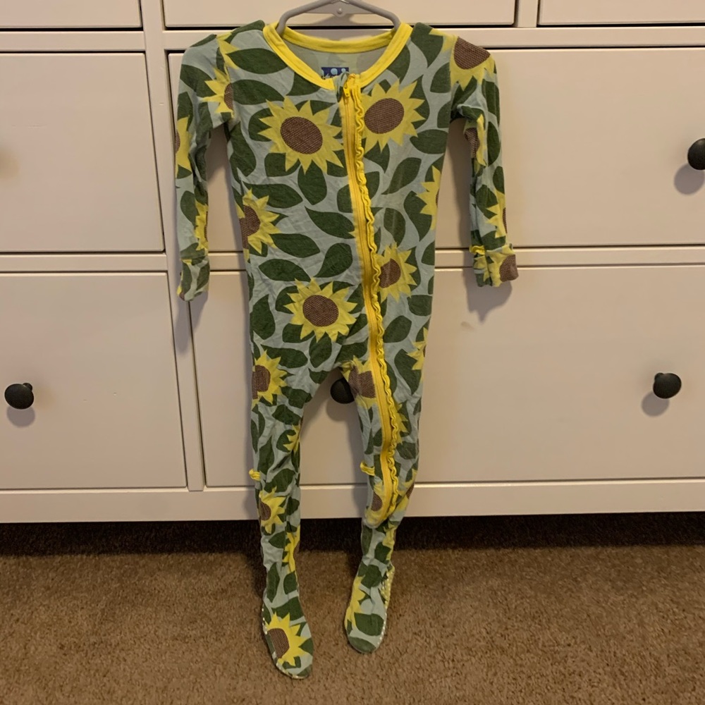 Footed ruffle  full zip sleeper